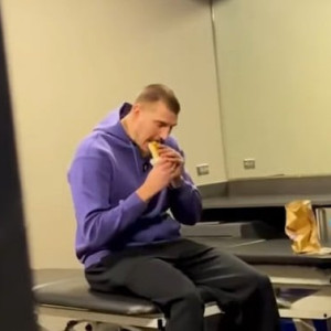 Τέλος μιας μεγάλης έχθρας: Ο Νίκολα Γιόκιτς έφαγε για πρώτη φορά Taco Bell (video)