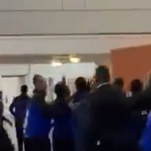 Απίστευτο σκηνικό: Οι παίκτες της Αλγερίας κυνήγησαν τον διαιτητή στα αποδυτήρια (video)