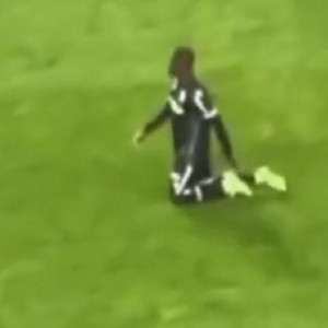 Παίκτης της Γκιμαράες διέσχισε το γήπεδο γονατιστός μετά την κατάκτηση του Λιγκ Καπ! (video)