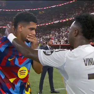 Η χειρονομία του Βινίσιους προς τον Αραούχο μετά τα ψυχολογικά ζητήματα που αντιμετώπιζε