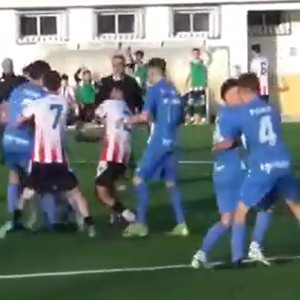 Απίστευτες σκηνές στην Ισπανία: Μητέρες μπούκαραν σε γήπεδο και έπαιξαν ξύλο με τα παιδιά! (video)