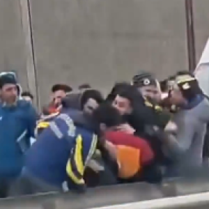 Απίστευτο σκηνικό βίας: Ομάδα οπαδών της Φενέρμπαχτσε ξυλοκόπησαν φίλο της Γαλατασαράι (videos)