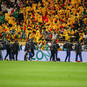 Χάος στην κερκίδα: Οι Σενεγαλέζοι πετάνε καρέκλες διαμαρτυρόμενοι για το πέναλτι (video)