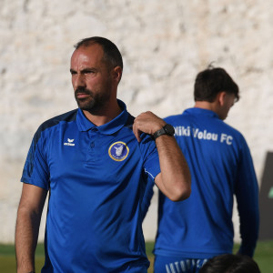 Ο προπονητής της Νίκης Βόλου διαμαρτυρήθηκε και έσπασε δάχτυλο του ποδιού του!