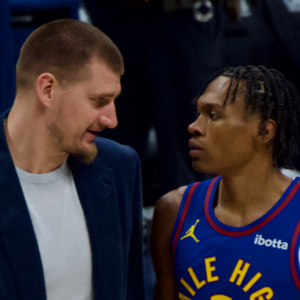 Ο Γιόκιτς... έφαγε τον ρόλο του Άντελμαν: Μπήκε στο παρκέ με σκαρπίνια, κοστούμι κι έδωσε οδηγίες (video)