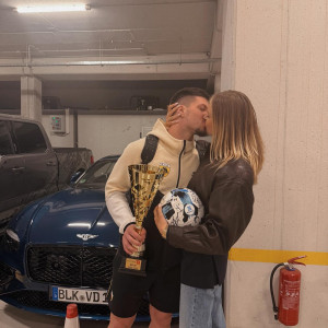 Το «καυτό» φιλί της γυναίκας του Γιόβιτς μετά το 4-0 της ΑΕΚ με τον Παναθηναϊκό (photo)