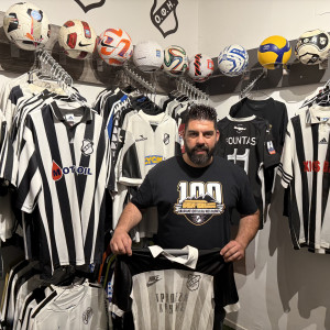 O οπαδός του ΟΦΗ με τη συλλογή 150 φανελών της ομάδας, τις έχει σχεδόν ΟΛΕΣ από το 1990 μέχρι σήμερα!