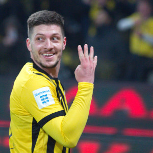 Το «καυτό» φιλί της γυναίκας του Γιόβιτς μετά το 4-0 της ΑΕΚ με τον Παναθηναϊκό (photo)