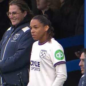 Ποδοσφαιρίστρια ήταν έτοιμη για το ντεμπούτο της, αλλά λογάριαζε χωρίς το... σκουλαρίκι της