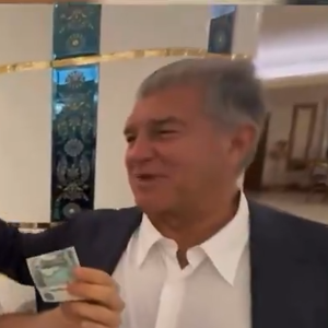 Επικό σκηνικό: Οπαδός της Μπαρτσελόνα προσέφερε χρήματα στον Λαπόρτα για μεταγραφές (video)