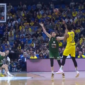 Πήγε για λόμπα και έβαλε... τρίποντο: Το αλλόκοτο καλάθι του Σάντος για τη Μακάμπι (video)