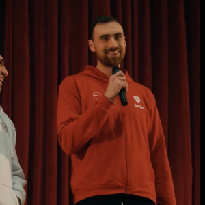 Ο Μιλουτίνοφ μίλησε σε άπταιστα ελληνικά σε εκδήλωση του Ολυμπιακού (video)