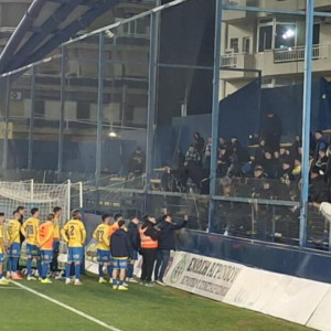 «Τα είπαν» με τους οργανωμένους οι παίκτες του Παναιτωλικού μετά την ήττα από τον Λεβαδειακό (video)