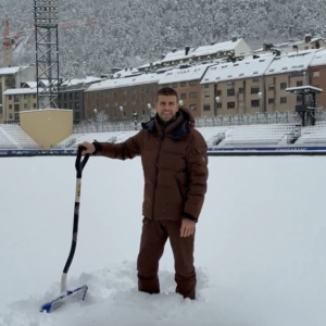 Ο Πικέ πήρε το... φτυάρι του και κάλεσε τους φίλους της Ανδόρας να τον βοηθήσουν με τα χιόνια για να ξεκινήσει το ματς (video)