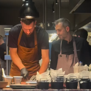 Ο Πίτερς σε ρόλο σεφ στην κουζίνα του «TwentyFive» (video)