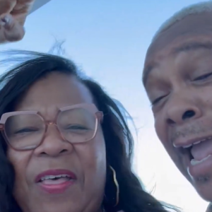 Οι γονείς του Χολμς τραγούδησαν για τη νίκη του Παναθηναϊκού επί του Περιστερίου (video)