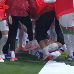 Απίστευτο σκηνικό στο γκολ του Σαϊμπάρι - Τον κλωτσούσαν οι συμπαίκτες του στο Μαρόκο (video)