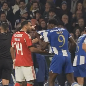 Χαμός μεταξύ του Παυλίδη και του Σάμου: Ο Ισπανός εκνευρίστηκε και του έδειξε το σήμα της Πόρτο (video)