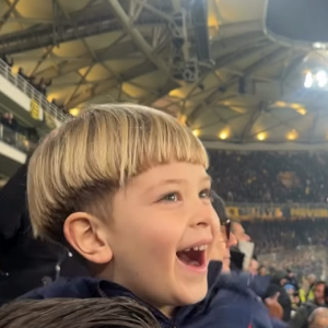 «Τρελάθηκαν» με τα τέσσερα γκολ του Γιόβιτς η σύζυγος και ο γιος του (videos)