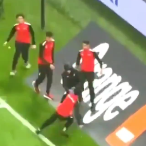 Αδιανόητο σκηνικό: Tα ball boys του Μαρόκου τα έβαλαν με τον αναπληρωματικό κίπερ της Σενεγάλης για την πετσέτα του Μεντί (video)