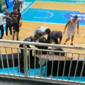 Απίστευτο «ντου» και ξύλο σε διαιτητή στη Βραζιλία (video)