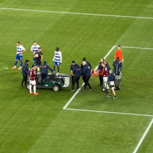 Μεγάλη ανησυχία με Μαυροπάνο - Χτύπησε στο κεφάλι κι αποχώρησε με φορείο (video)