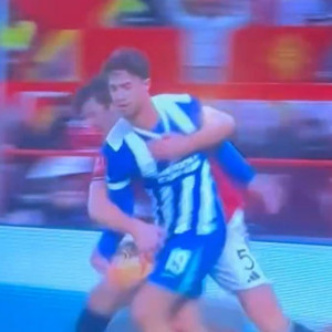 Ο Κωστούλας «ζάλισε» τον Μαγκουάιρ κι εκείνος εκνευρισμένος αντέδρασε αντιαθλητικά (video)