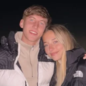 «Μεταγραφή αεροδρομίου»: Ο Αντίνο έρχεται, αλλά η εντυπωσιακή σύντροφός του κλέβει τη παράσταση! (photos)