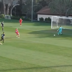 Γκάφα με το... καλημέρα για τον Ντραγκόφσκι στην Πολωνία - Έδωσε «έτοιμο γκολ» σε αντίπαλο (video)