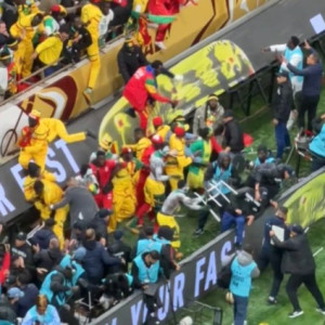 Χάος στην κερκίδα: Οι Σενεγαλέζοι πετάνε καρέκλες διαμαρτυρόμενοι για το πέναλτι (video)