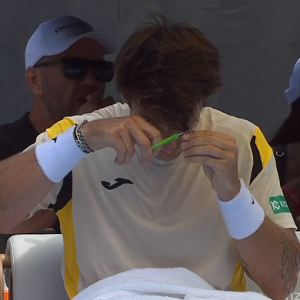 Νομίζατε ότι τα έχετε δει όλα; Τενίστας κόβει τα μαλλιά του την ώρα του αγώνα (video)