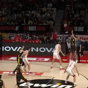 Απίστευτη στιγμή: Ο Βεζένκοφ απάντησε στον πάγκο του Ολυμπιακού και έφαγε τρίποντο (video)