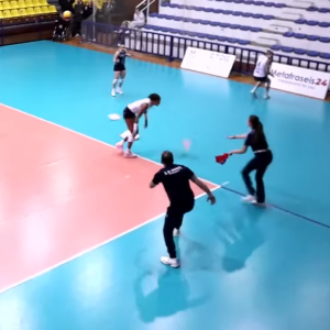 Σοκαριστική στιγμή σε αγώνα βόλεϊ: Έπεσαν κομμάτια από το ταβάνι πάνω σε αθλήτρια! (video)