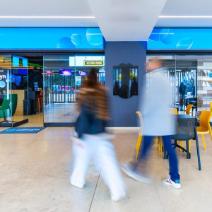 Μία νέα μοναδική εμπειρία είναι εδώ: Το υπερσύγχρονο δίκτυο καταστημάτων της Allwyn