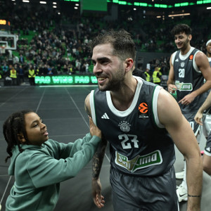 Ο Τολιόπουλος πανηγύρισε την νίκη του Παναθηναϊκού με τα παιδιά των συμπαικτών του (photos)