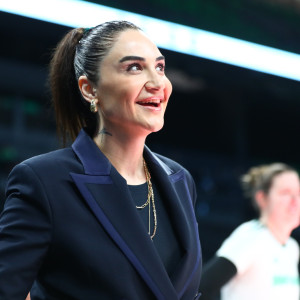 «Πανζουρλισμός» στο T-Center: Βαθιά υπόκλιση στην Ερντέμ και τις παίκτριές της από 6.000 κόσμου (videos)