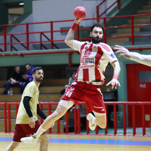 Πρεμιέρα στο 2026 με «στραβοπάτημα» για την ΑΕΚ, πλησιάζει στην κορυφή ο Ολυμπιακός