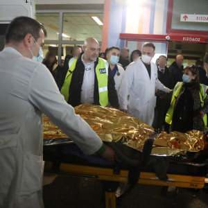 Στο νοσοκομείο Παπαγεωργίου οι δύο τραυματίες οπαδοί του ΠΑΟΚ - Απογειώθηκε το C130 που θα μεταφέρει τις σορούς των επτά