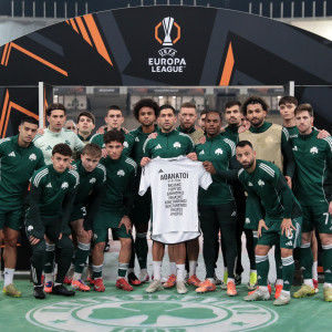 Οι παίκτες του Παναθηναϊκού απέτισαν φόρο τιμής στους αδικοχαμένους οπαδούς του ΠΑΟΚ