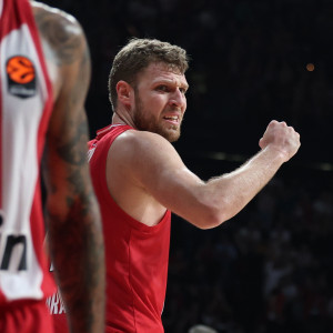 Εμφάνιση... MVP: Ο Σάσα Βεζένκοφ πήρε από το χέρι τον Ολυμπιακό κόντρα στη Μπαρτσελόνα