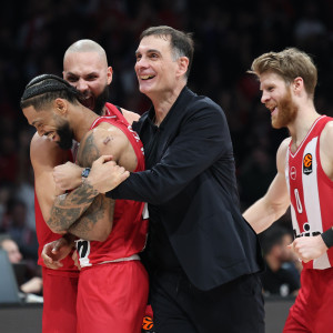 Ο Ντόρσεϊ ευστόχησε σε τρίποντο στο φινάλε του ματς με την Μπαρτσελόνα και ο Μπαρτζώκας τον πήρε αγκαλιά