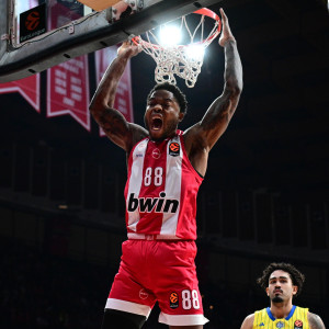 Με κάρφωμα το πρώτο καλάθι του Τζόουνς με τον Ολυμπιακό στην EuroLeague