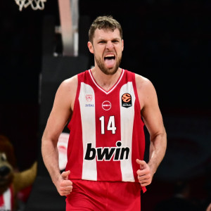 Τρομερός Βεζένκοφ στο πρώτο δεκάλεπτο για τον Ολυμπιακό με 15 πόντους