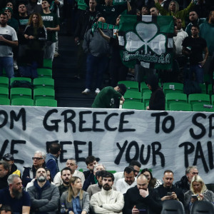 Πανό στήριξης στον ισπανικό λαό από τους οπαδούς του Παναθηναϊκού