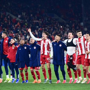 Αποθέωση για τους παίκτες του Ολυμπιακού μετά τη νίκη επί της Λεβερκούζεν (video)