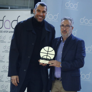 Το κλειστό του Αγίου Δημητρίου έλαβε το όνομα του Γιώργου Πρίντεζη - Παρουσία Αγγελόπουλων η τελετή