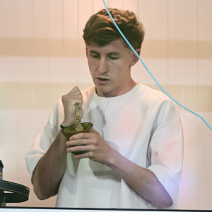 Ο Αντίνο πίνει μάτε στο Περιστέρι - Τι περιέχει το παραδοσιακό ρόφημα (video)