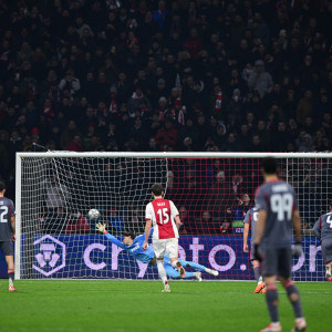 Πέναλτι για τον Άγιαξ για χέρι του Μουζακίτη - Σκοράρει ο Ντόλμπεργκ (video)