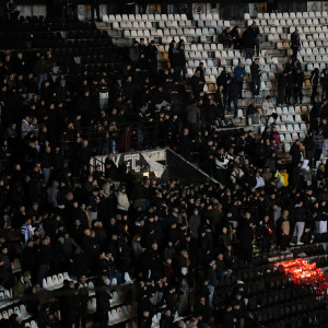 Ο κόσμος του ΠΑΟΚ αποχαιρετά τα «αδέρφια» του μέσα από την Θύρα 4 (photos)