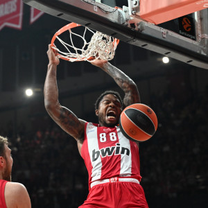 Πανταχού παρόν ο Τζόουνς και καθοριστικός στην νίκη του Ολυμπιακού